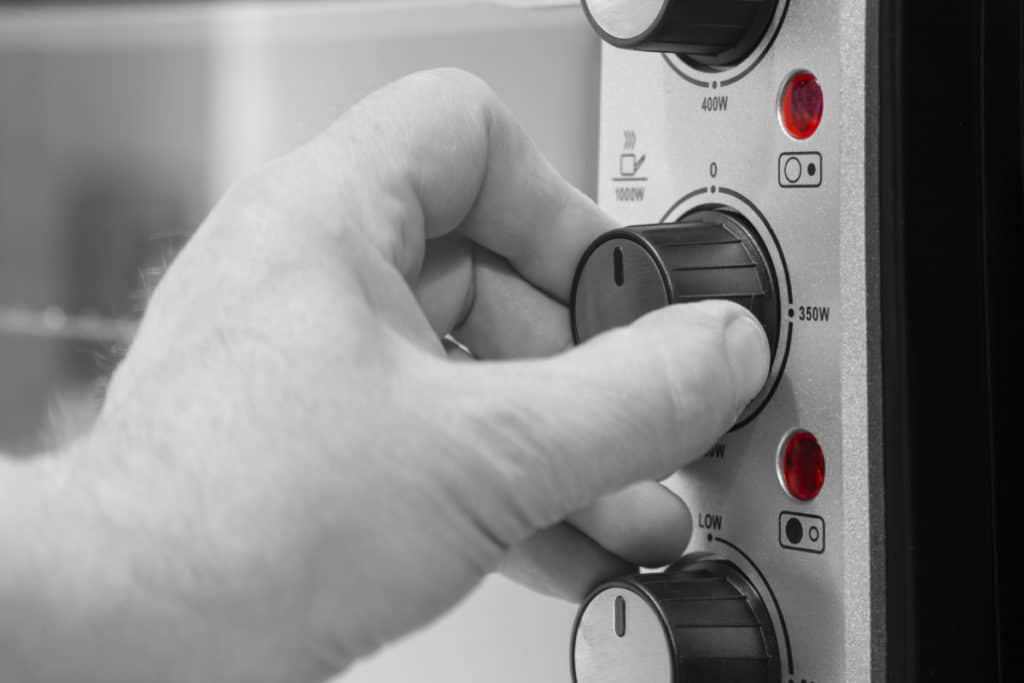 Cleaning your Electric Smoker the Right Way to Avoid Damage 1 144200773 L